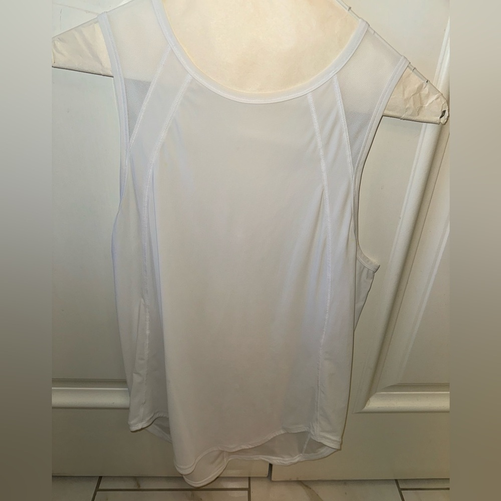 lululemon Sculpt tank vent back. Gently worn. Excellent condition. Size 6